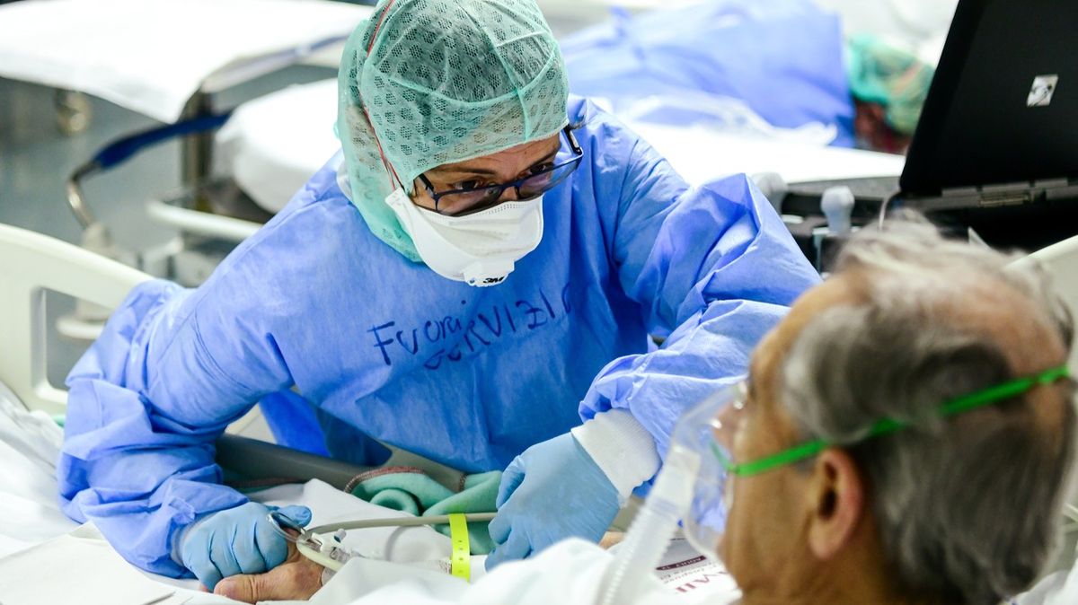 Jeden pracovní den italských lékařů: Někdy stačí vzít pacienta za ruku…